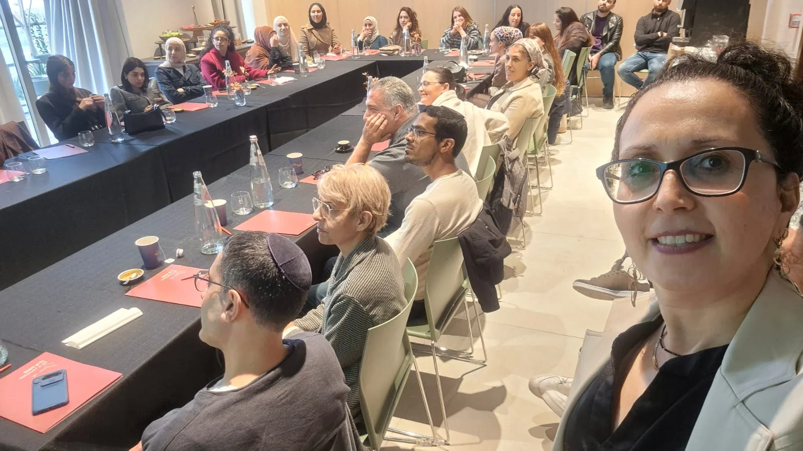 סדנת בינה מלאכותית — קרולינה למקה, טליה מאור עם משתתפי הסדנה