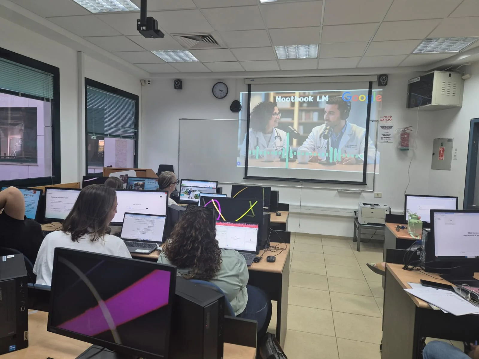 סדנת AI למחקר ואקדמיה — המכללה האקדמית גליל מערבי, הדגמת NotebookLM בכיתת המחשבים