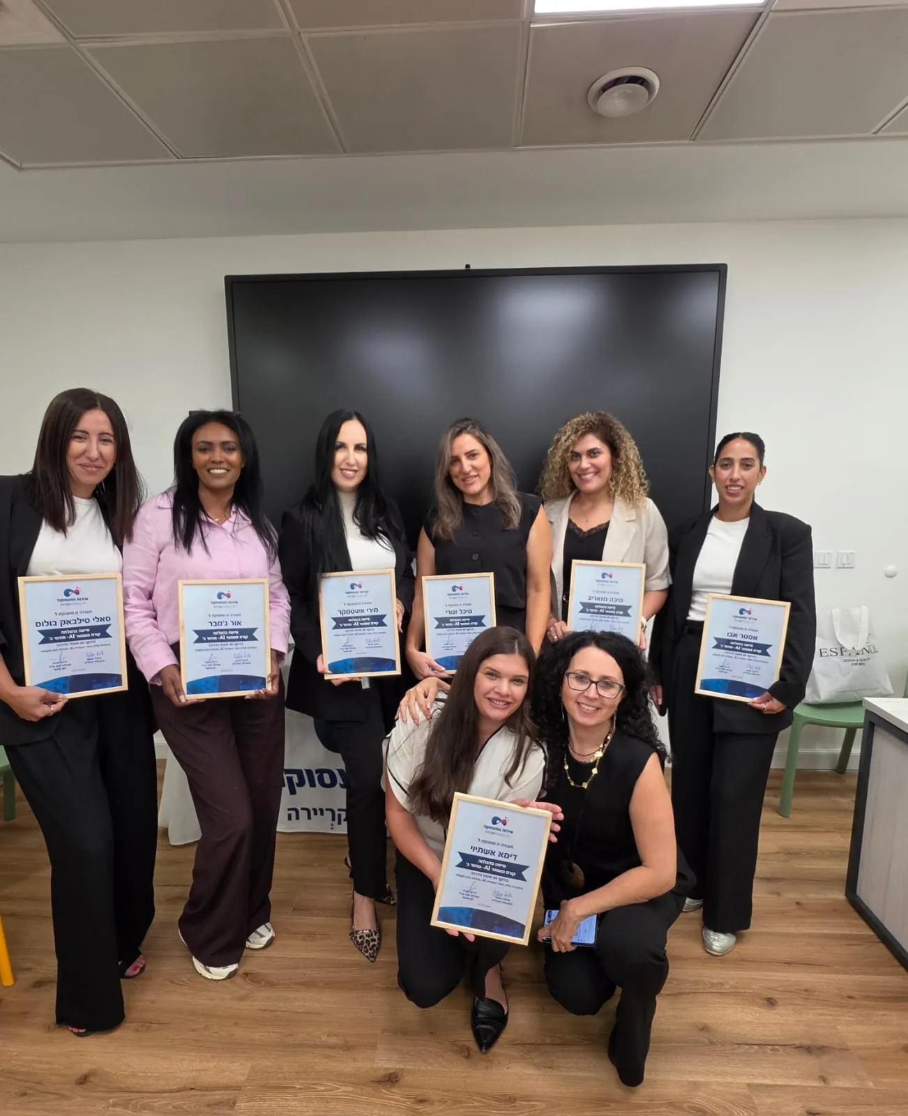 תמונה קבוצתית של בוגרות הכשרת מאסטר AI מחזור 2 עם התעודות
